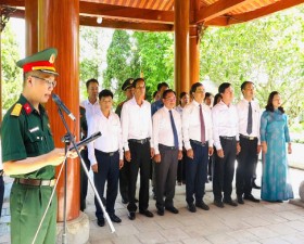 Dâng hương tưởng nhớ Chủ tịch Hồ Chí Minh và các anh hùng liệt sỹ