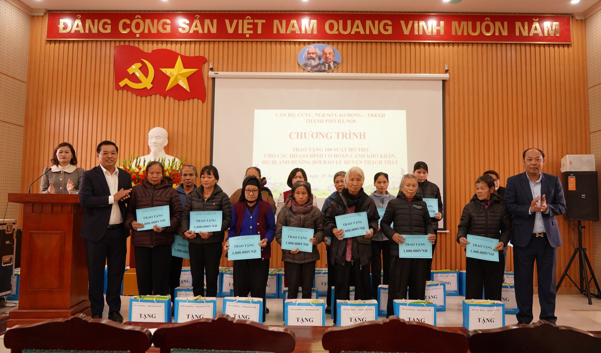 Mang Tết đến với hộ gia đình có hoàn cảnh khó khăn, hộ bị ảnh hưởng bởi bão lũ tại huyện Thạch Thất