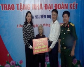 Bàn giao nhà Đại đoàn kết cho hộ bà Nguyễn Thị Tản và hộ ông Nguyễn Văn Kỳ- thị trấn Liên Quan