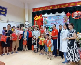 Trao quà cho bệnh nhi tại Bệnh viện đa khoa huyện Thạch Thất