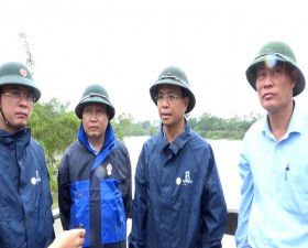 Đồng chí Bí thư Huyện ủy Thạch Thất trực tiếp đi kiểm tra công tác phòng chống ngập úng 