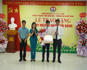 Trao Huy hiệu 40 năm tuổi Đảng cho đồng chí Đặng Đình Mạnh-Bí thư Chi bộ Trung tâm VH-TT&TT