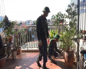 Gần 150 cán bộ, chiến sĩ bộ đội tham gia tổng vệ sinh môi trường phòng chống sốt xuất huyết tại xã Hữu Bằng