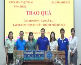 Công ty Cổ phần Sữa Việt Nam Vinamilk- Báo Hà Nội mới trao quà hỗ trợ đồng bào lũ lụt tại huyện Thạch Thất
