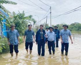 Đồng chí Bí thư Huyện ủy; đồng chí Chủ tịch UBND huyện kiểm tra công tác phòng chống lụt bão 
