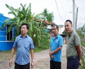 Đồng chí Phùng Khắc Sơn- Ủy viên BTV Huyện ủy- Phó Chủ tịch Thường trực UBND huyện kiểm tra công tác phòng chống lụt bão 