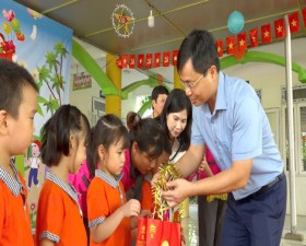 Đồng chí Bí thư Huyện ủy Lê Minh Đức thăm, tặng quà các cháu trường Mầm non 19/5