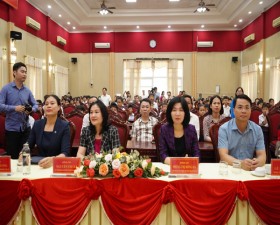 Tặng 100 suất quà cho trẻ em có hoàn cảnh khó khăn tại huyện Thạch Thất