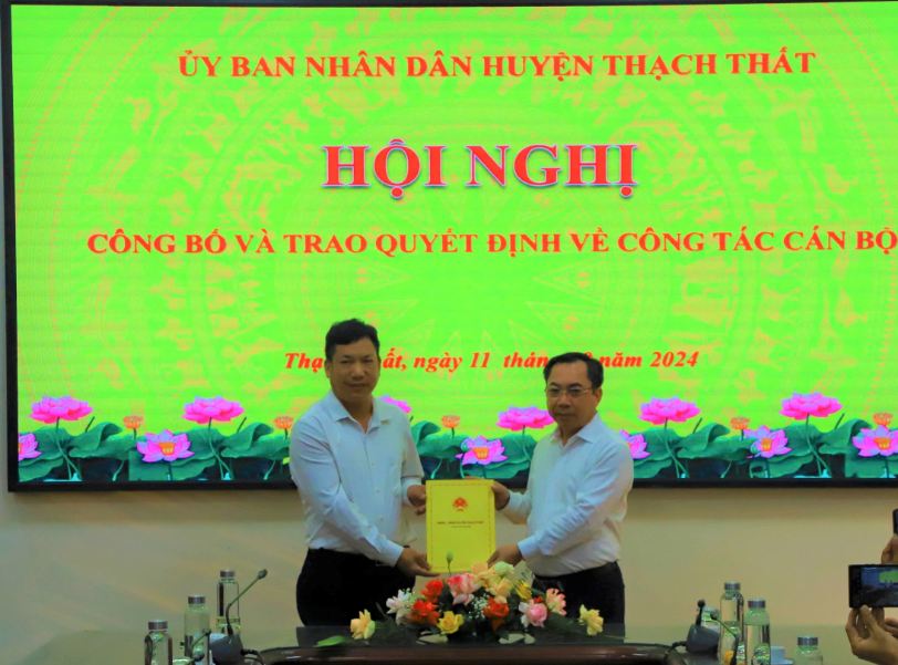 Thạch Thất công bố, trao quyết định về công tác cán bộ tại Phòng Tài nguyên và Môi trường