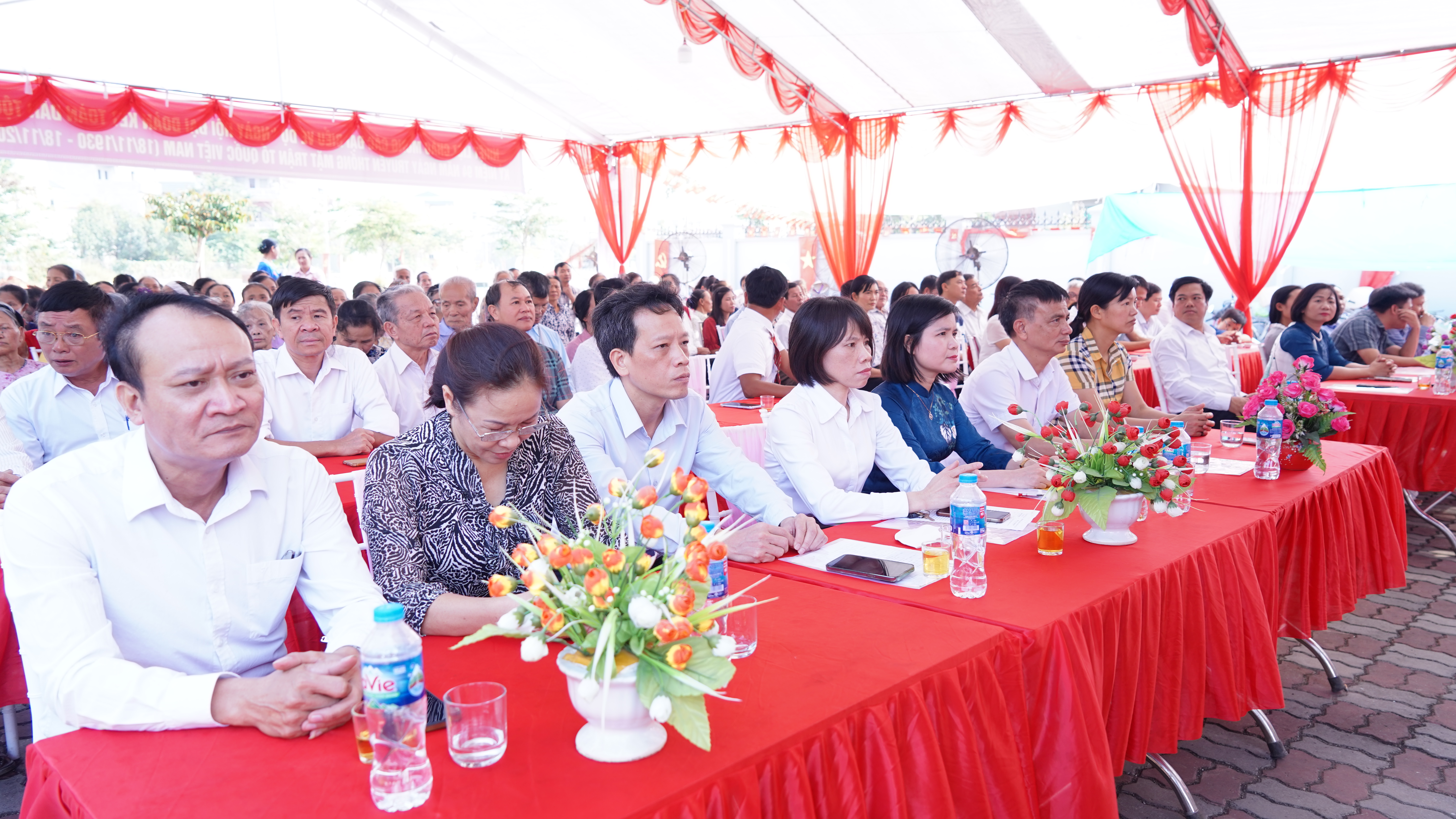 Đồng chí Nguyễn Thị Bích Ngọc- UVBTV Huyện ủy- Phó Chủ tịch UBND huyện dự ngày hội đại đoàn kết ở thôn 4 xã Đại Đồng.