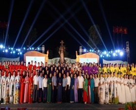 Ấn tượng chương trình trình diễn áo dài "Phụ nữ Thạch Thất: Hội nhập và Phát triển" năm 2024