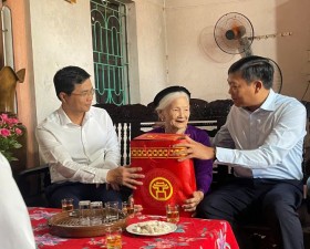 Lãnh đạo Thành phố, huyện thăm, tặng quà nhân dịp kỷ niệm 10/10