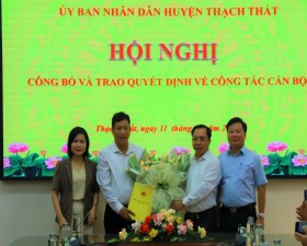 Thạch Thất công bố, trao Quyết định công tác cán bộ tại Phòng Tài nguyên- Môi trường