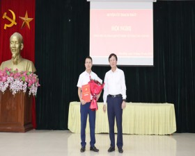 Huyện ủy Thạch Thất công bố và trao quyết định công tác cán bộ tại các xã: Phùng Xá, Hữu Bằng, Kim Quan, Cẩm Yên