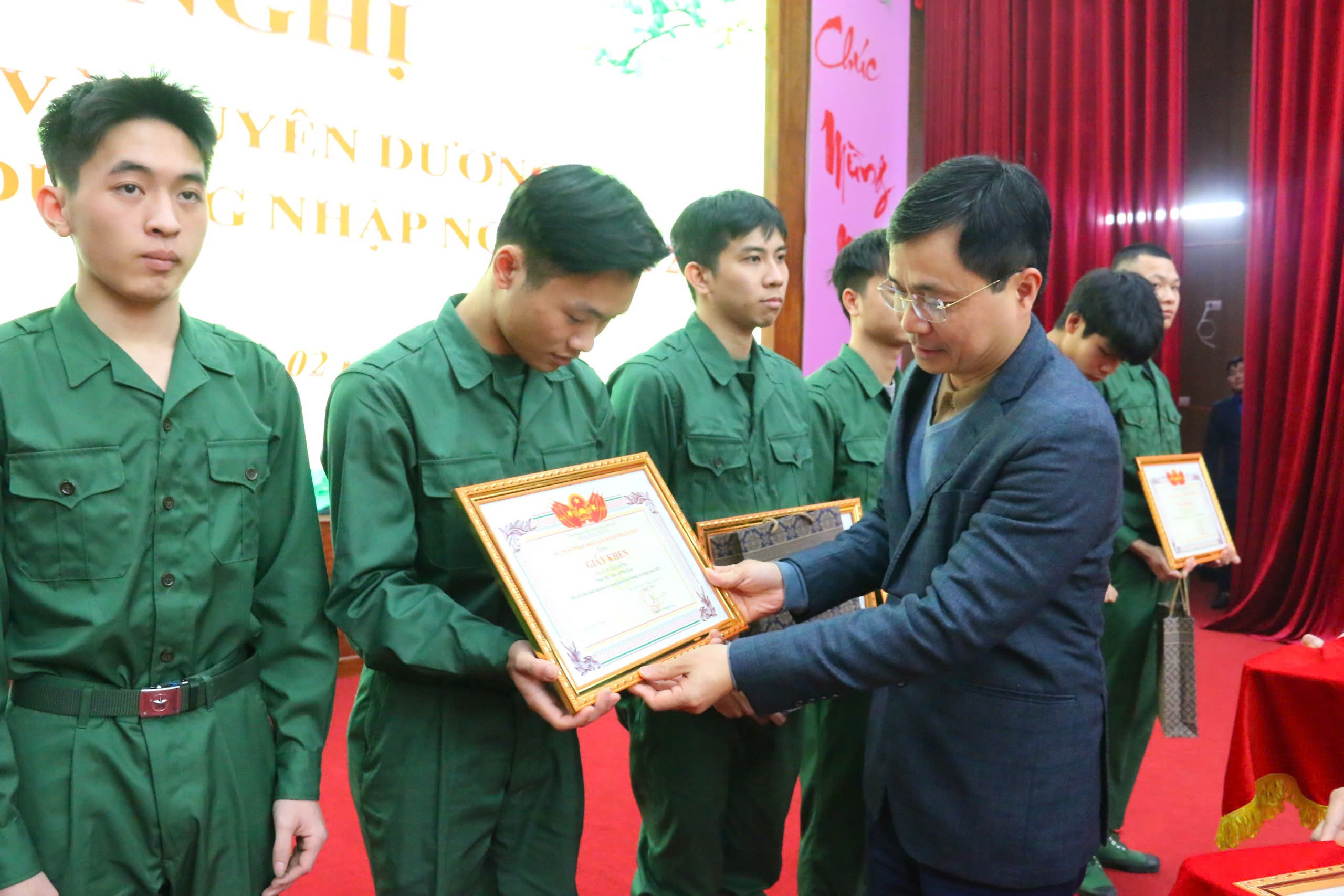 Huyện Thạch Thất: Tỷ lệ thanh niên viết đơn lên đường bảo vệ tổ quốc đạt 90%