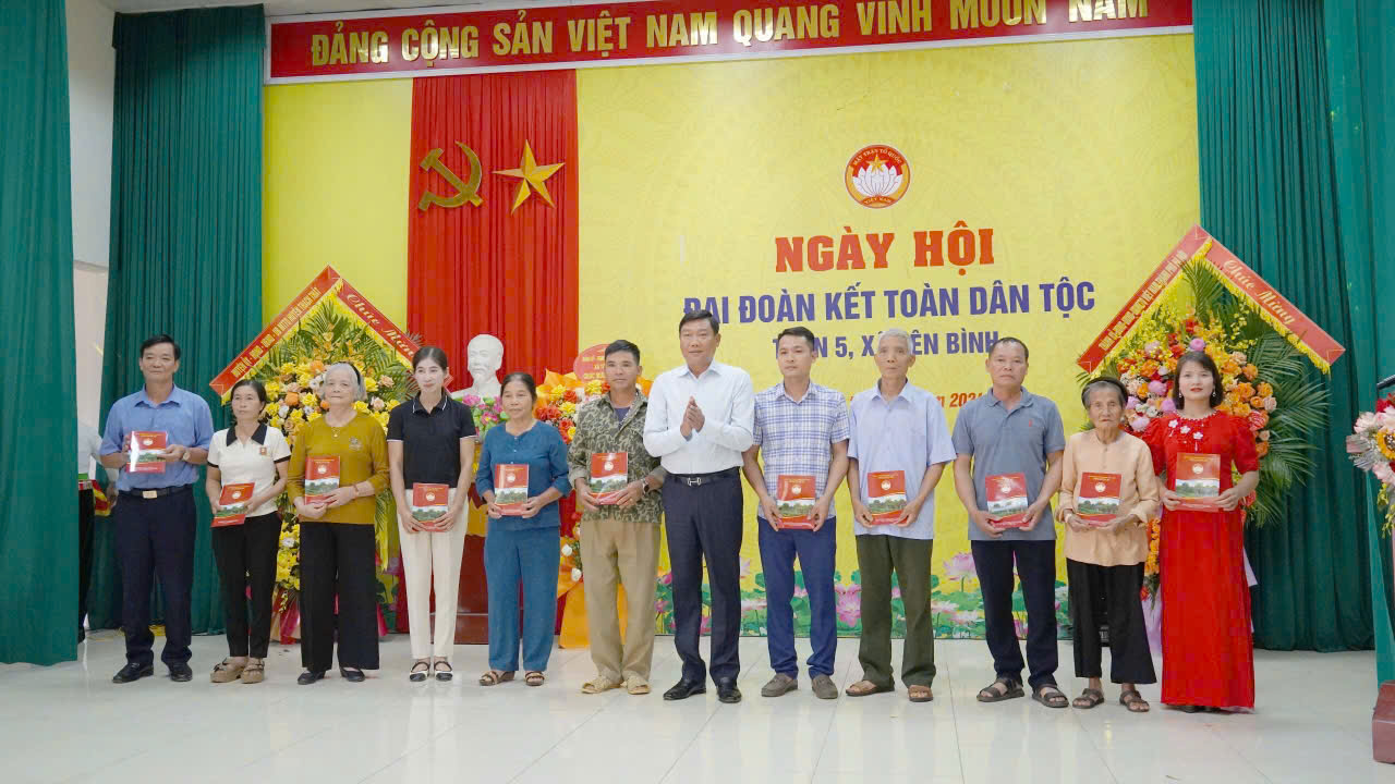 ĐỒNG CHÍ ĐỖ ANH TUẤN - ỦY VIÊN BAN THƯỜNG VỤ THÀNH UỶ - TRƯỞNG BAN DÂN VẬN THÀNH UỶ HÀ NỘI DỰ NGÀY HỘI ĐẠI ĐOÀN KẾT TẠI THÔN 5, XÃ YÊN BÌNH 
