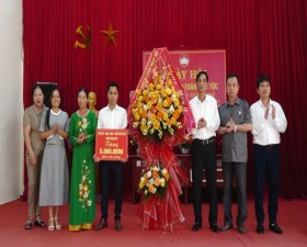 Đ/c Chủ nhiệm Ủy ban Kiểm tra Huyện ủy dự Ngày hội Đại đoàn kết thôn Cuối Chùa, xã Bình Phú