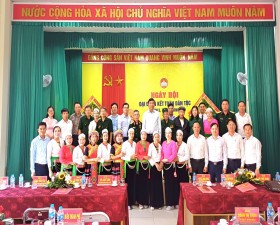 Đ/c Đỗ Anh Tuấn - UVTV- Trưởng Ban Dân vận Thành ủy dự Ngày hội đại đoàn kết tại thôn 5, Yên Bình