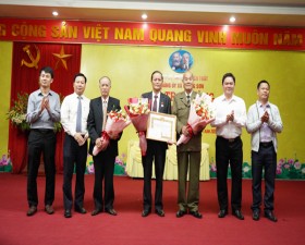 Đảng ủy xã Chàng Sơn trao Huy hiệu Đảng đợt 7/11/2023