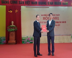 Ban Thường vụ Huyện ủy Thạch Thất công bố và trao Quyết định về công tác cán bộ tại xã Tân Xã
