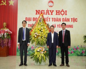 Đồng chí Hầu A Lềnh- Ủy viên Ban chấp hành Trương ương Đảng, Bộ trưởng, Chủ nhiệm Ủy ban Dân tộc dự, chung vui Ngày hội Đại đoàn kết toàn dân tộc tại xã Yên Trung