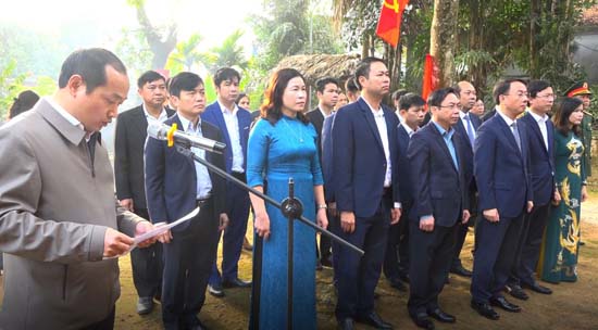 Các đồng chí lãnh đạo huyện dâng hương kỷ niệm 76 năm Ngày Bác Hồ về ở và làm việc tại Cần Kiệm