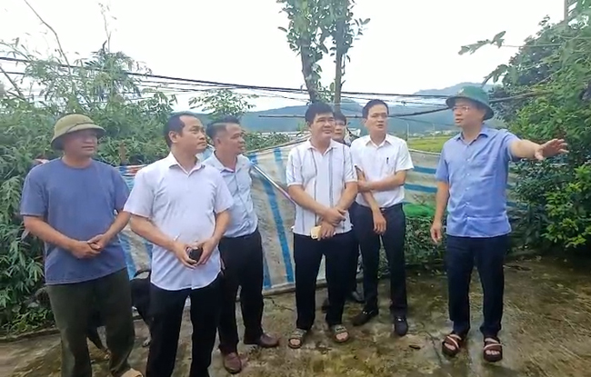 Đồng chí Bí thư Huyện ủy kiểm tra công tác phòng, chống thiên tai tại xã Thạch Hòa, Yên Trung