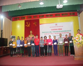 Hội Chữ thập đỏ huyện Thạch Thất: Trao quà hỗ trợ các hộ ảnh hưởng bởi cơn bão số 3