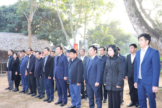 Lãnh đạo huyện Thạch Thất dâng hương kỷ niệm 78 năm Ngày Bác Hồ về ở và làm việc tại xã Cần Kiệm