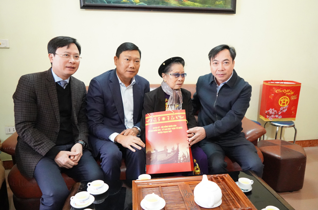 Lãnh đạo Tp Hà Nội, lãnh đạo huyện tặng quà Tết gia đình người có công với cách mạng trên địa bàn huyện
