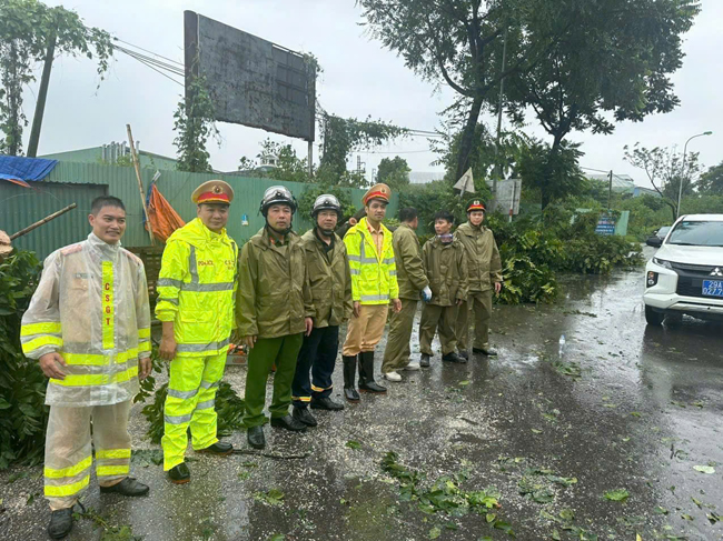 Cán bộ, chiến sĩ Công an huyện căng mình khắc phục hậu quả ”siêu bão” Yagi