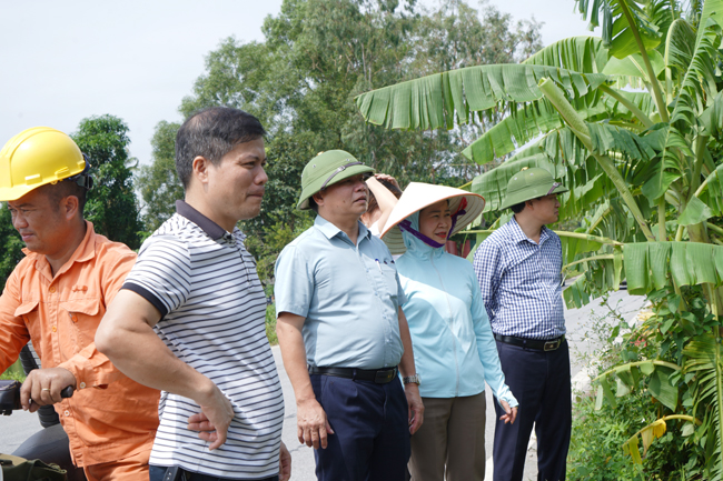 Đồng chí Phùng Khắc Sơn- Phó Chủ tịch UBND huyện kiểm tra công tác phòng, chống ngập úng tại xã Cẩm Yên, Kim Quan