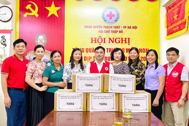 Hội Chữ thập đỏ huyện tặng quà các trường Mầm non nhân dịp Tết trung thu 2024