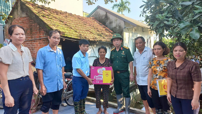 Lãnh đạo huyện trao quà hỗ trợ cho 30 gia đình có hoàn cảnh khó khăn bị thiệt hại do cơn bão số 3