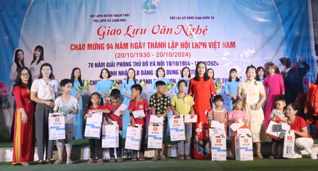  Hội LHPN xã Canh Nậu trao 22 suất quà cho trẻ em có hoàn cảnh khó khăn