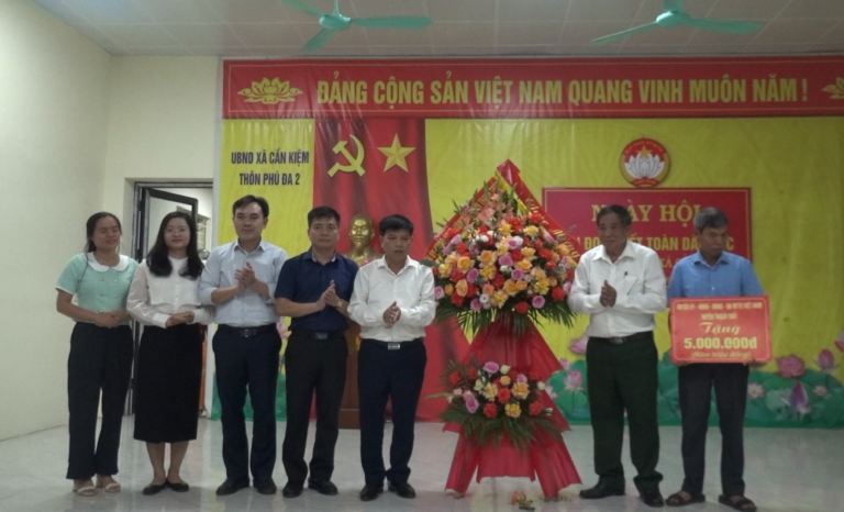 Đồng chí Chủ tịch Ủy ban MTTQ Việt Nam huyện Thạch Thất dự Ngày hội đại đoàn kết toàn dân tộc tại thôn Phú Đa 2, xã Cần Kiệm