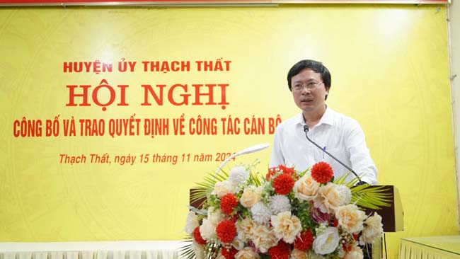 Thạch Thất công bố, trao quyết định về công tác cán bộ tại xã Chàng Sơn, Phùng Xá, Bình Phú, Hạ Bằng, Đồng Trúc, Dị Nậu