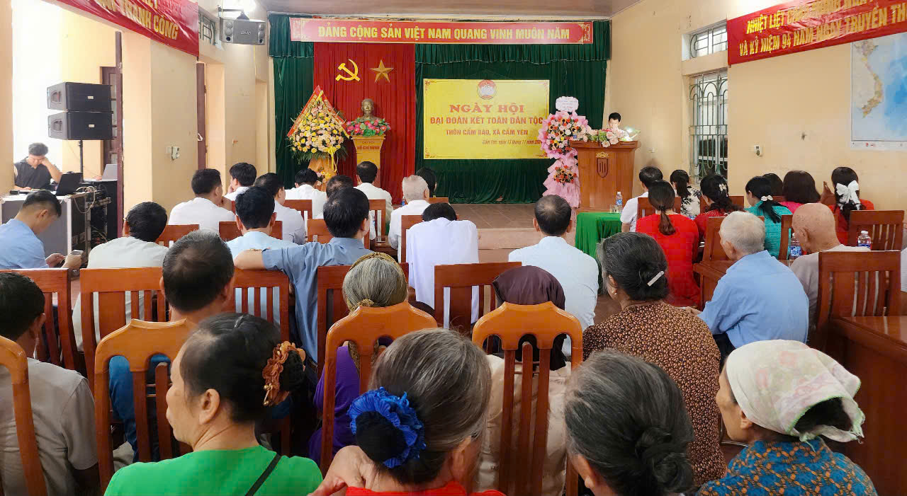 Cẩm Yên 30 hộ khó khăn được tặng quà trong Ngày hội Đại đoàn kết toàn dân tộc với nhân dân 