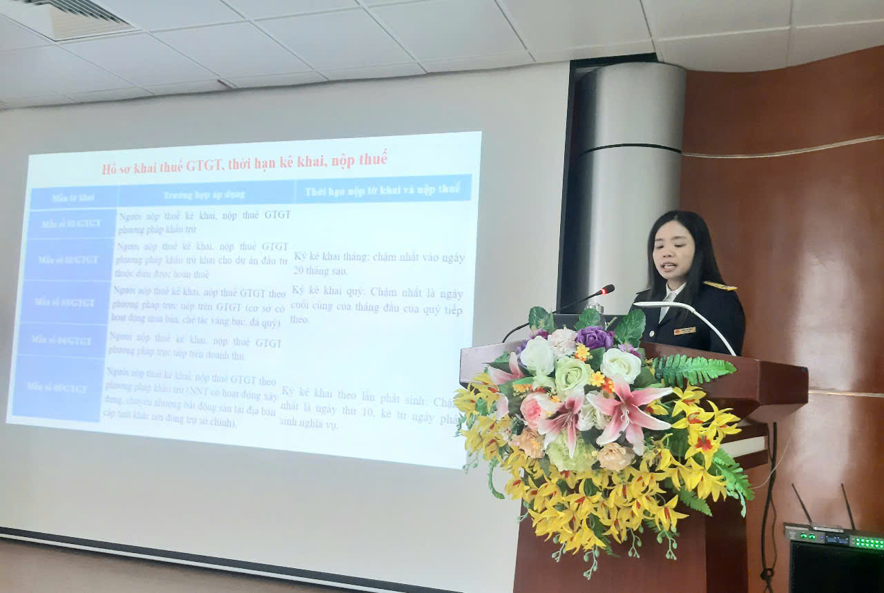 Tuyên truyền kê khai, nộp thuế cho 39 doanh nghiệp mới thành lập tháng 11/2024 trên địa bàn huyện Thạch Thất, Quốc Oai