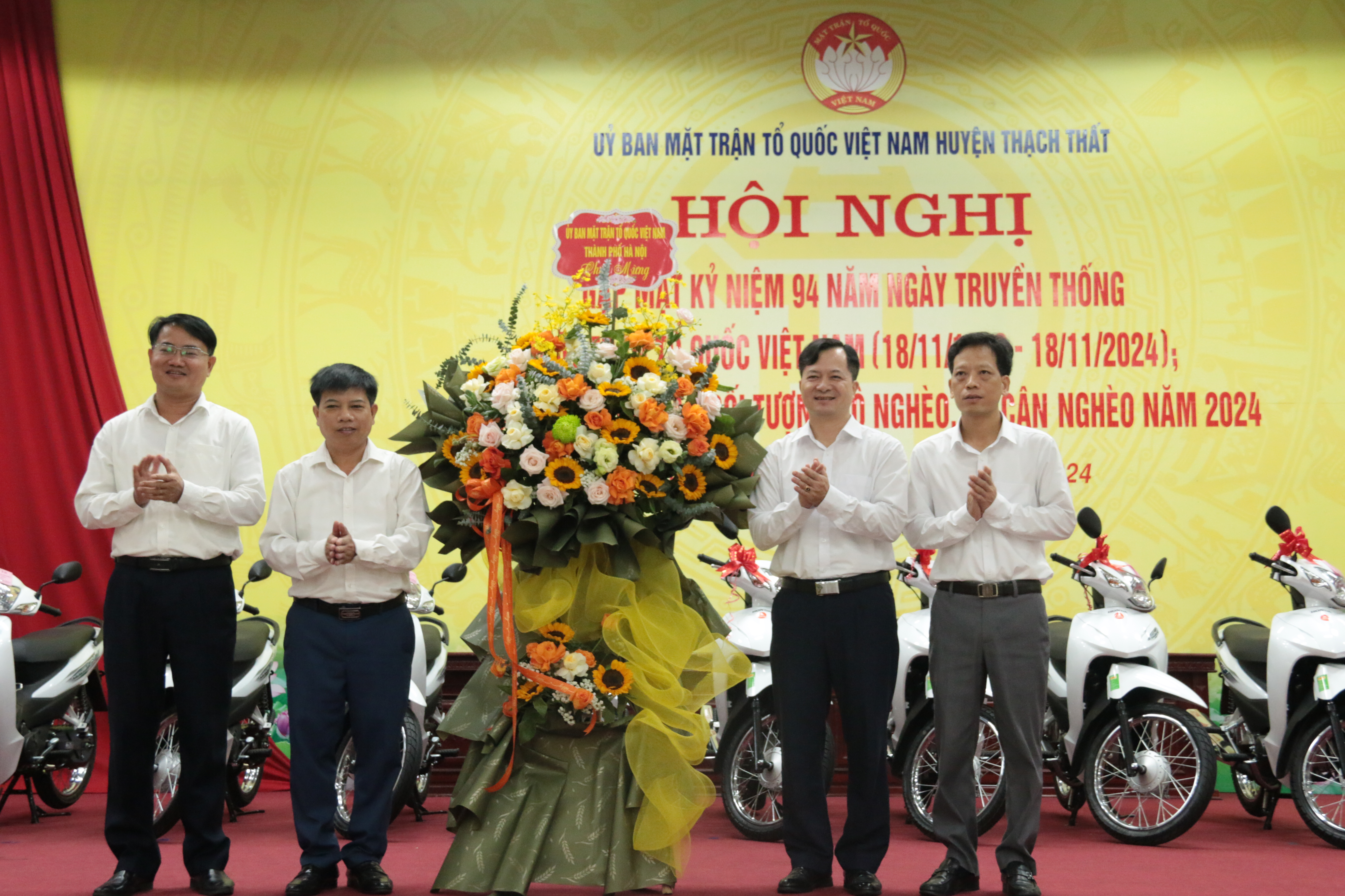 Thạch Thất: 50 hộ cận nghèo, học sinh sinh viên có hoàn cảnh khó khăn được nhận xe máy, quà nhân dịp kỷ niệm 94 năm ngày truyền thống Mặt trận Tổ quốc Việt Nam