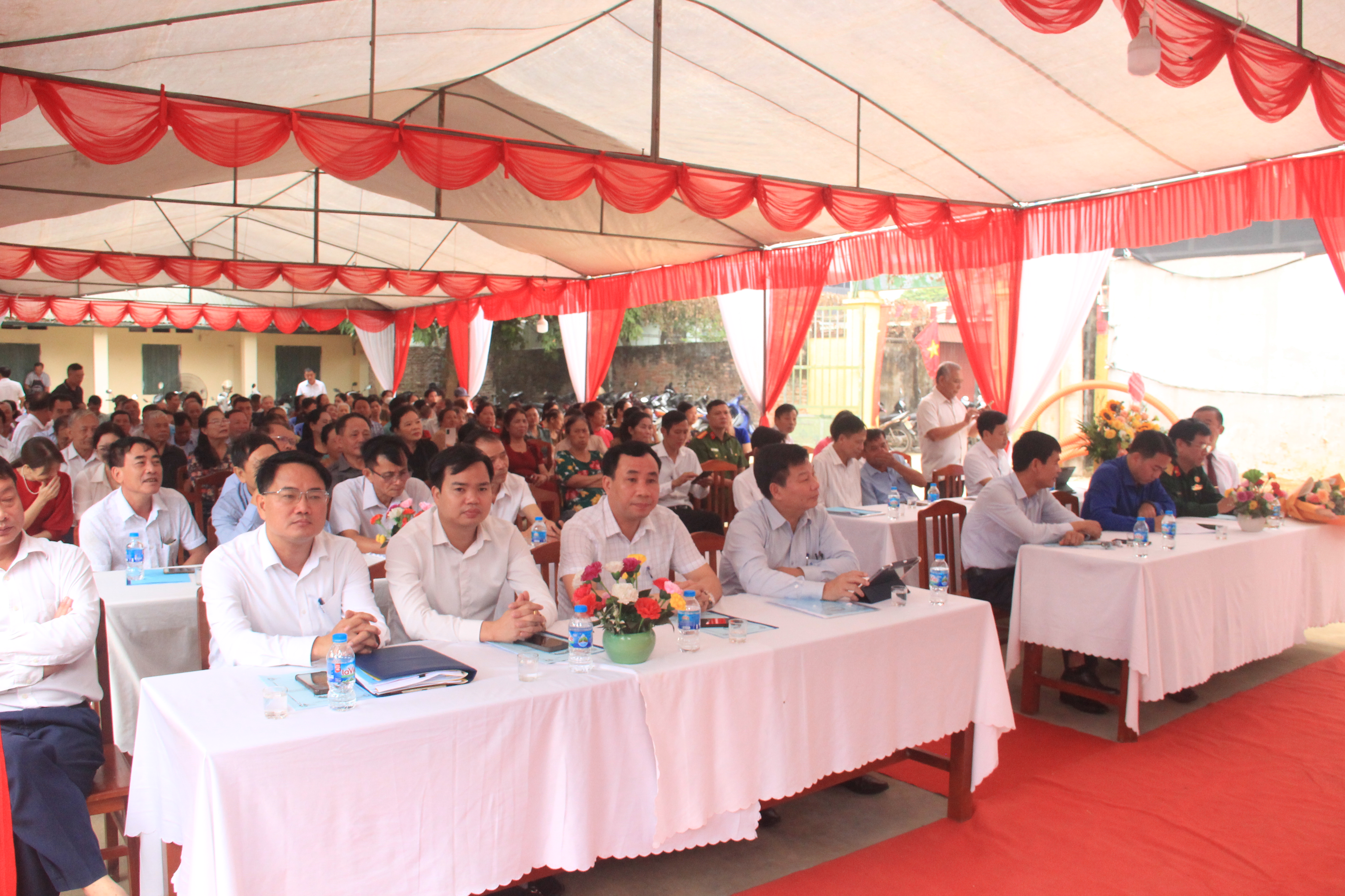 34 SUẤT QUÀ ĐƯỢC TRAO TẶNG TẠI NGÀY HỘI ĐẠI ĐOÀN KẾT THÔN 3 XÃ THẠCH HÒA