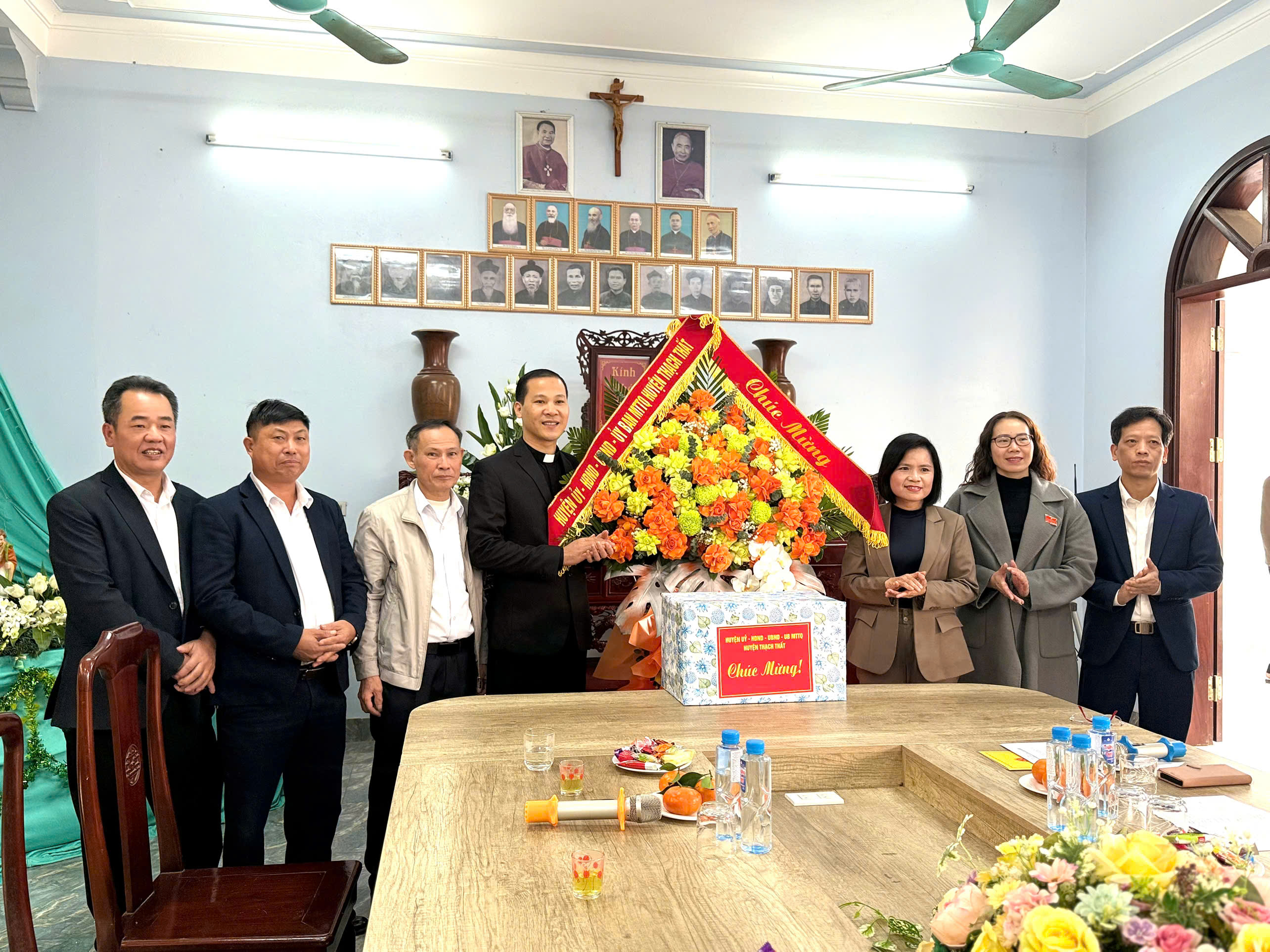 Lãnh đạo Huyện Thạch Thất thăm, chúc mừng các Giáo xứ nhân dịp Lễ Noel năm 2024