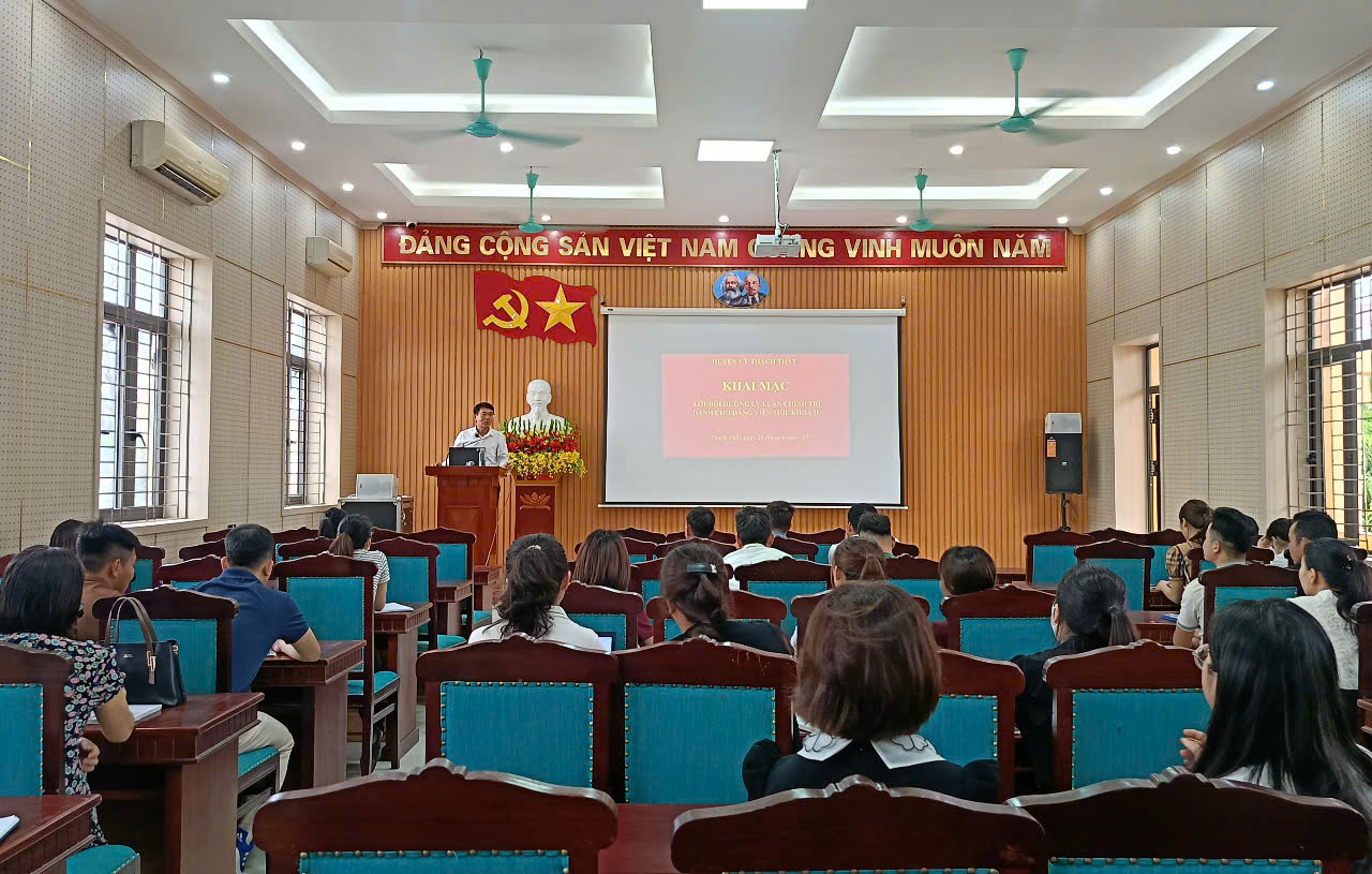 Huyện ủy Thạch Thất khai giảng lớp bồi dưỡng lý luận chính trị cho đảng viên mới khóa II/2025