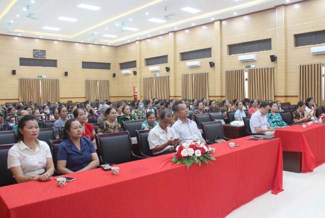 160 cán bộ, hội viên phụ nữ huyện Thạch Thất được truyền thông, tư vấn hỗ trợ di cư an toàn; phòng chống mua bán người