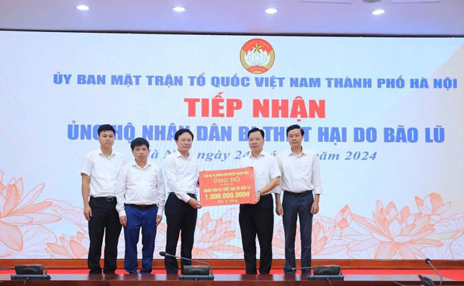 THẠCH THẤT: TRAO 1,5 TỶ ĐỒNG ỦNG HỘ ĐỒNG BÀO BỊ THIỆT HẠI DO BÃO LŨ 