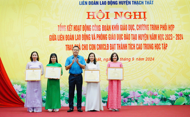 LĐLĐ huyện tuyên dương, trao quà cho 90 con CNVCNLĐ đạt thành tích cao trong năm học 2023- 2024