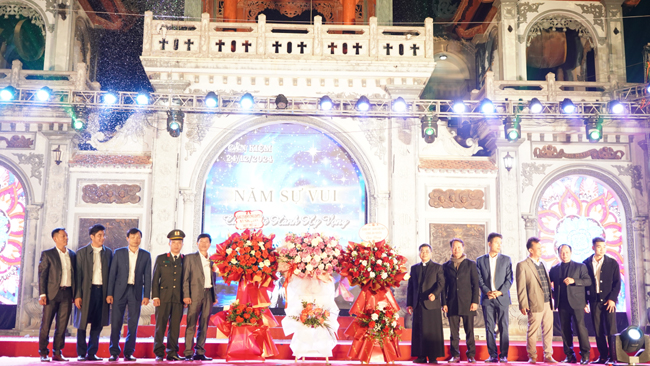 Bà con Giáo xứ xã Cần Kiệm- Rộn ràng chào đón Giáng sinh an lành