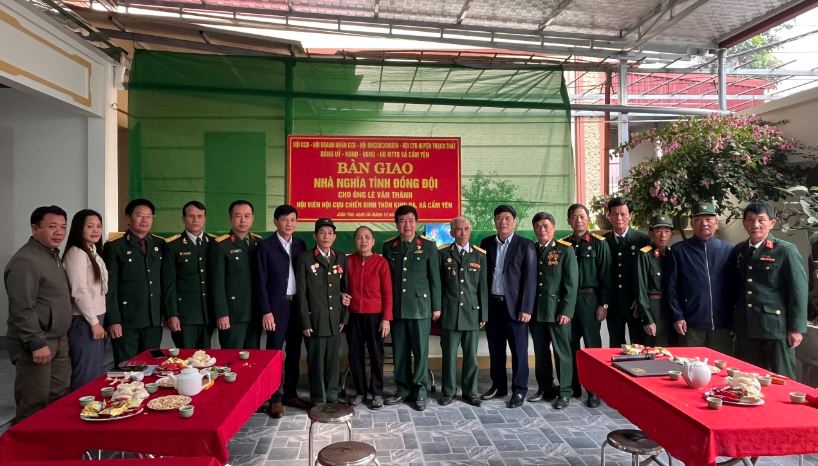 Bàn giao nhà nghĩa tình đồng đội cho hội viên cựu chiến binh Lê Văn Thành - xã Cẩm Yên