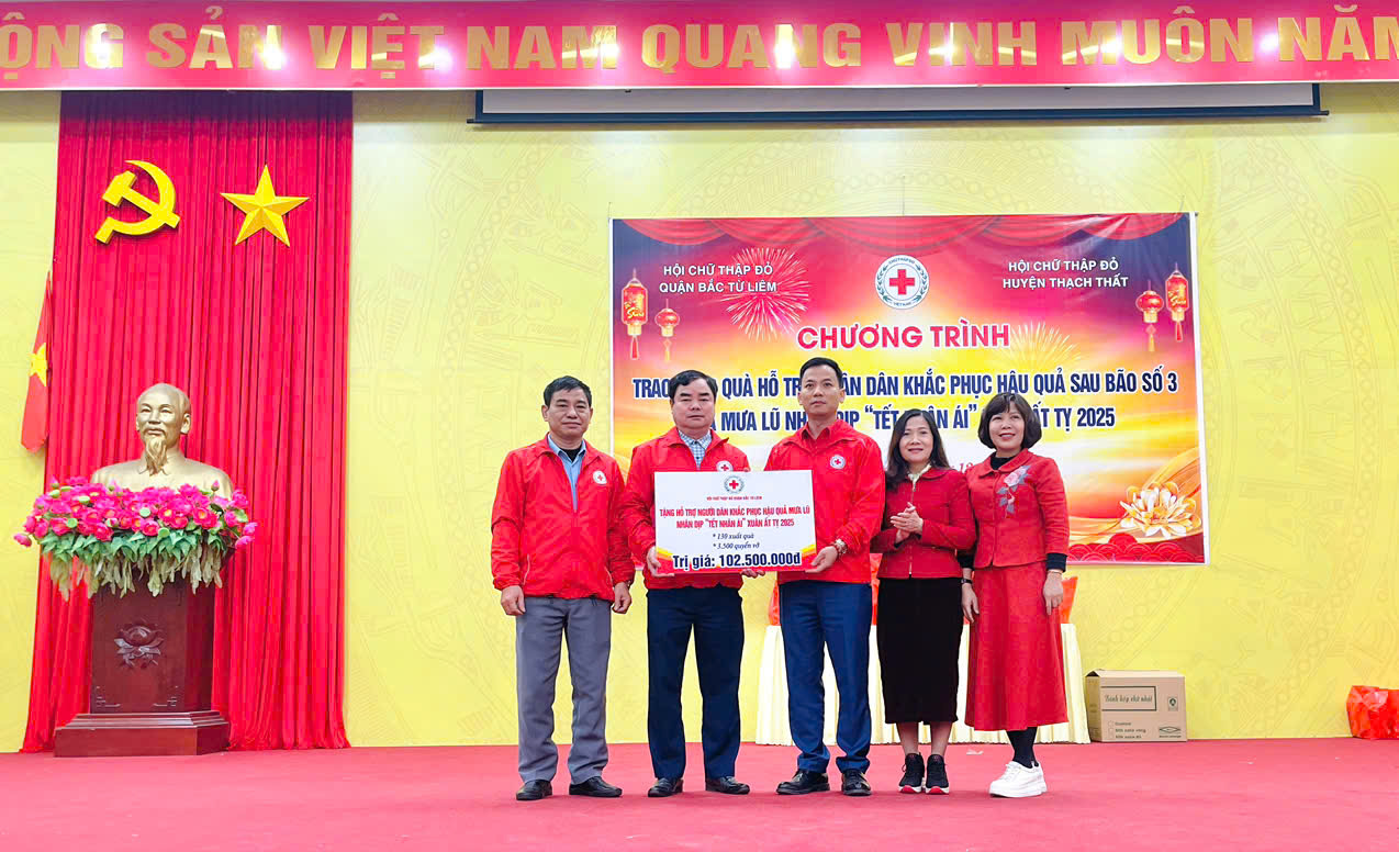 130 suất quà, 3.500 quyển vở đến với người dân huyện Thạch Thất bị ảnh hưởng bởi cơn bão số 3 nhân dịp đón năm mới 2025