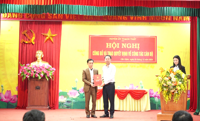 Thạch Thất: Công bố và trao Quyết định tại xã Cần Kiệm, Thạch Xá